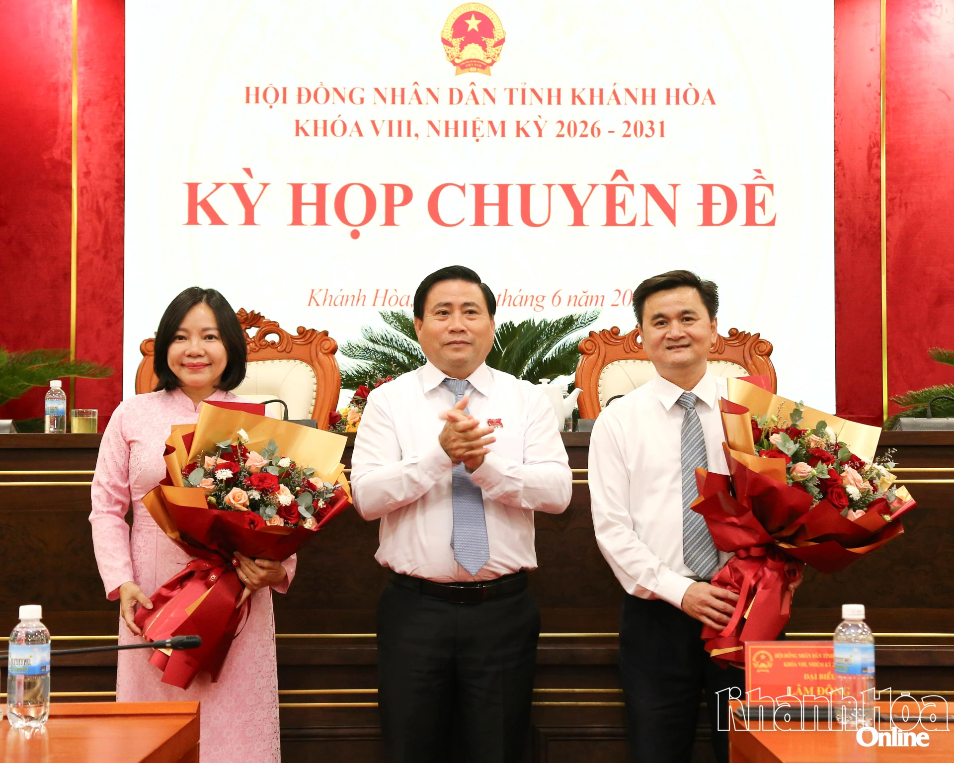 Chủ tịch HĐND tỉnh Lâm Đông tặng hoa chúc mừng các Ủy viên UBND tỉnh nhiệm kỳ 2026 - 2031.