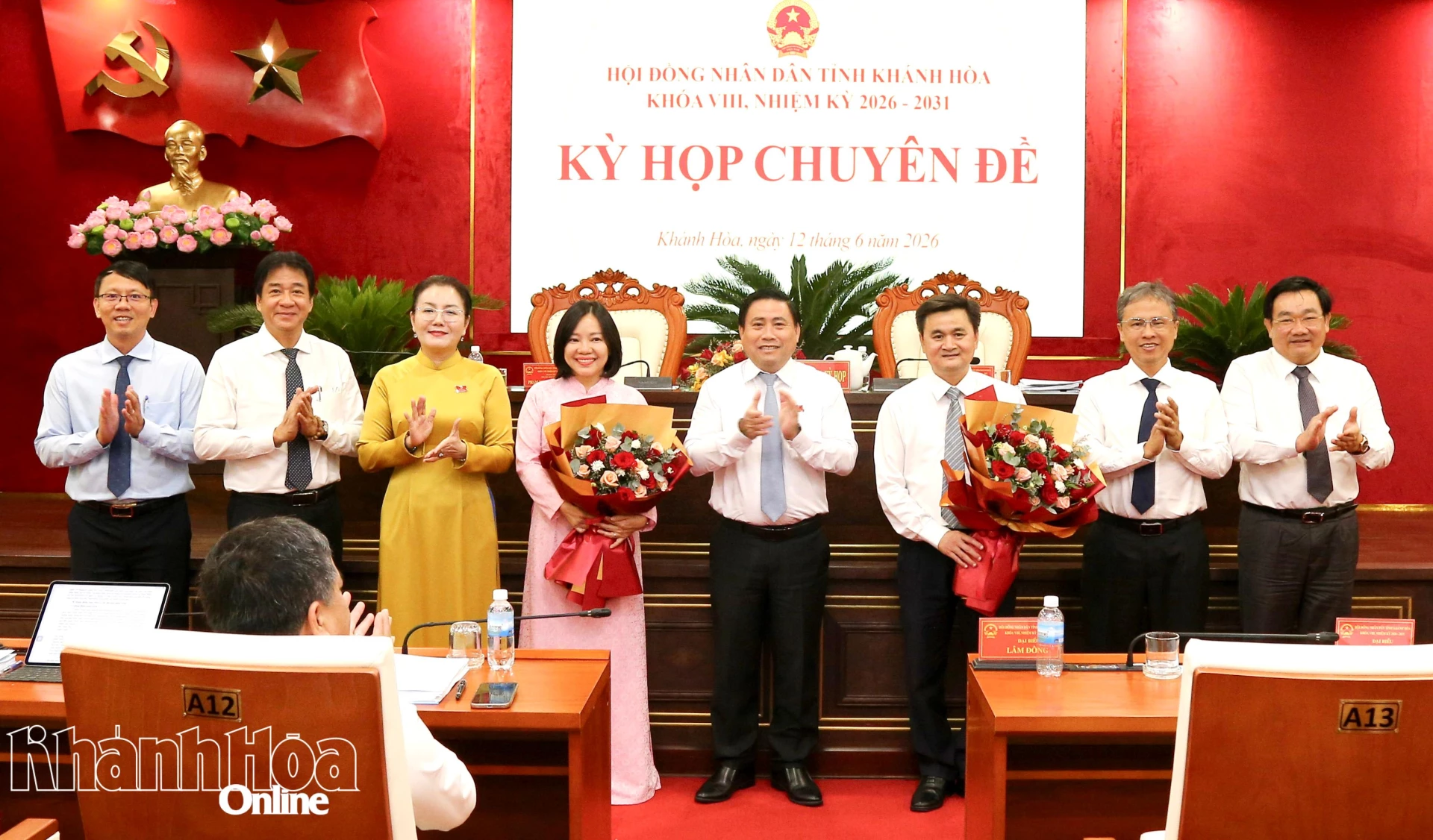 Các đồng chí lãnh đạo tỉnh tặng hoa chúc mừng các Ủy viên UBND tỉnh nhiệm kỳ 2026 - 2031.
