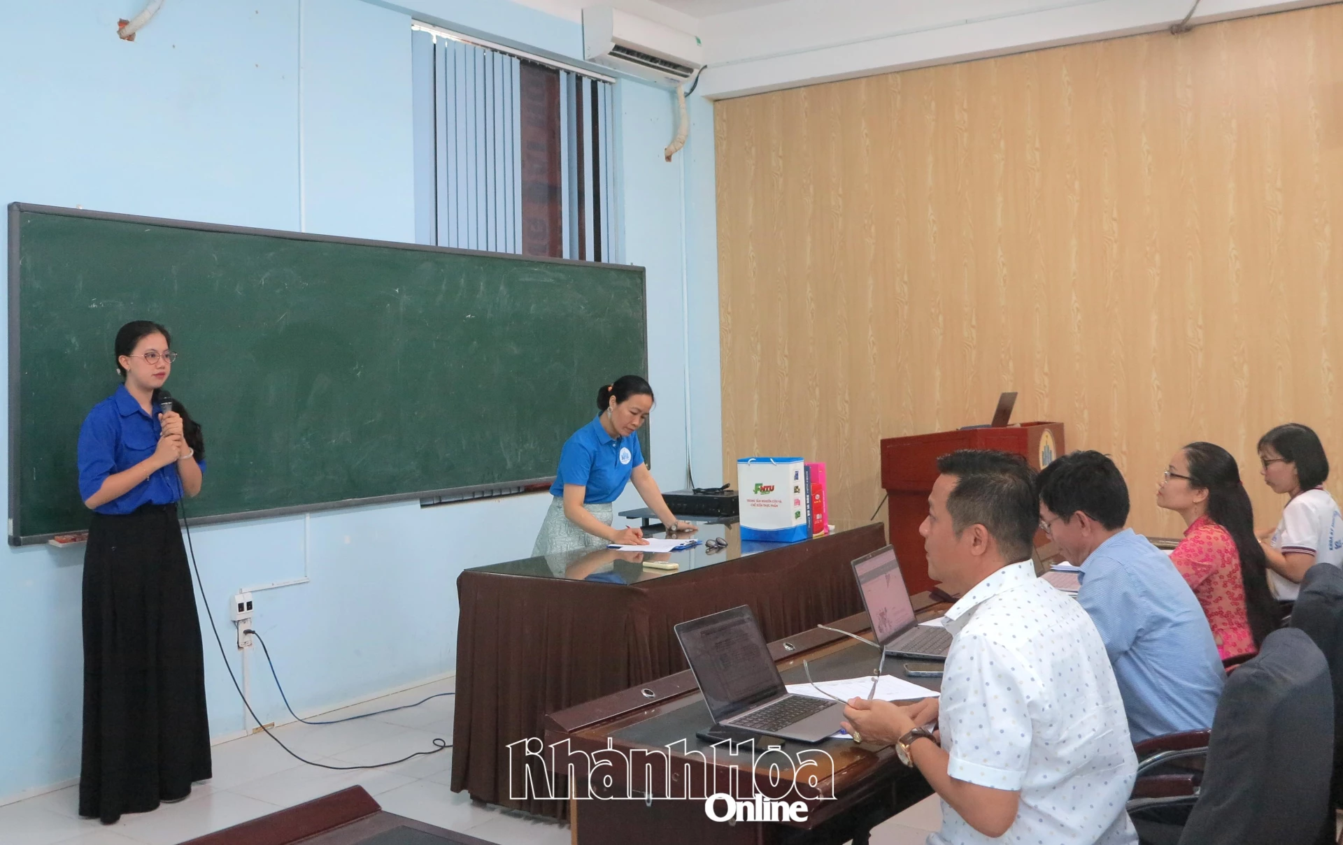 Đại diện một đội thi thuyết trình về ý tưởng. 
