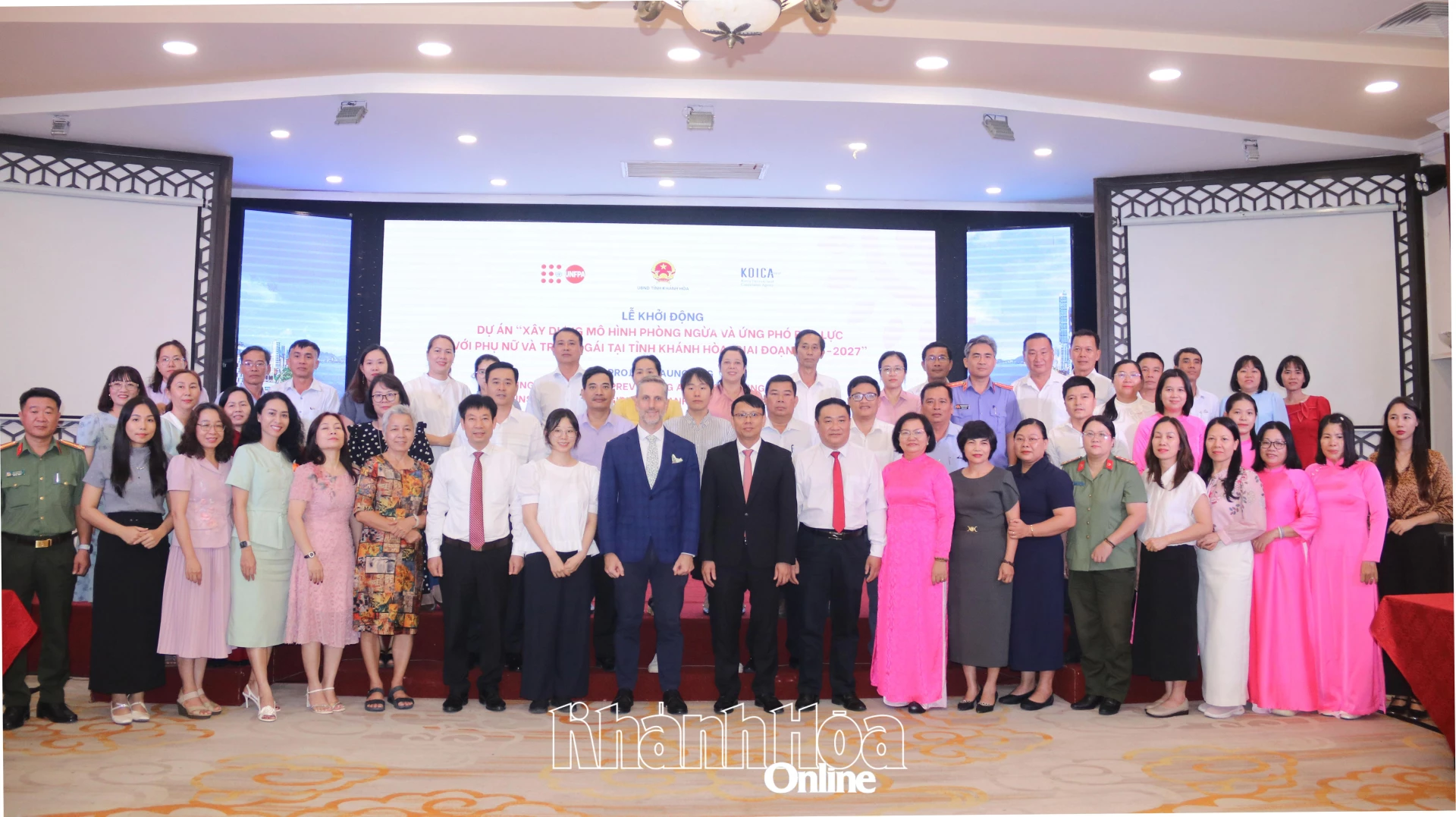 Các đại biểu tham dự lễ khởi động chụp hình lưu niệm.
