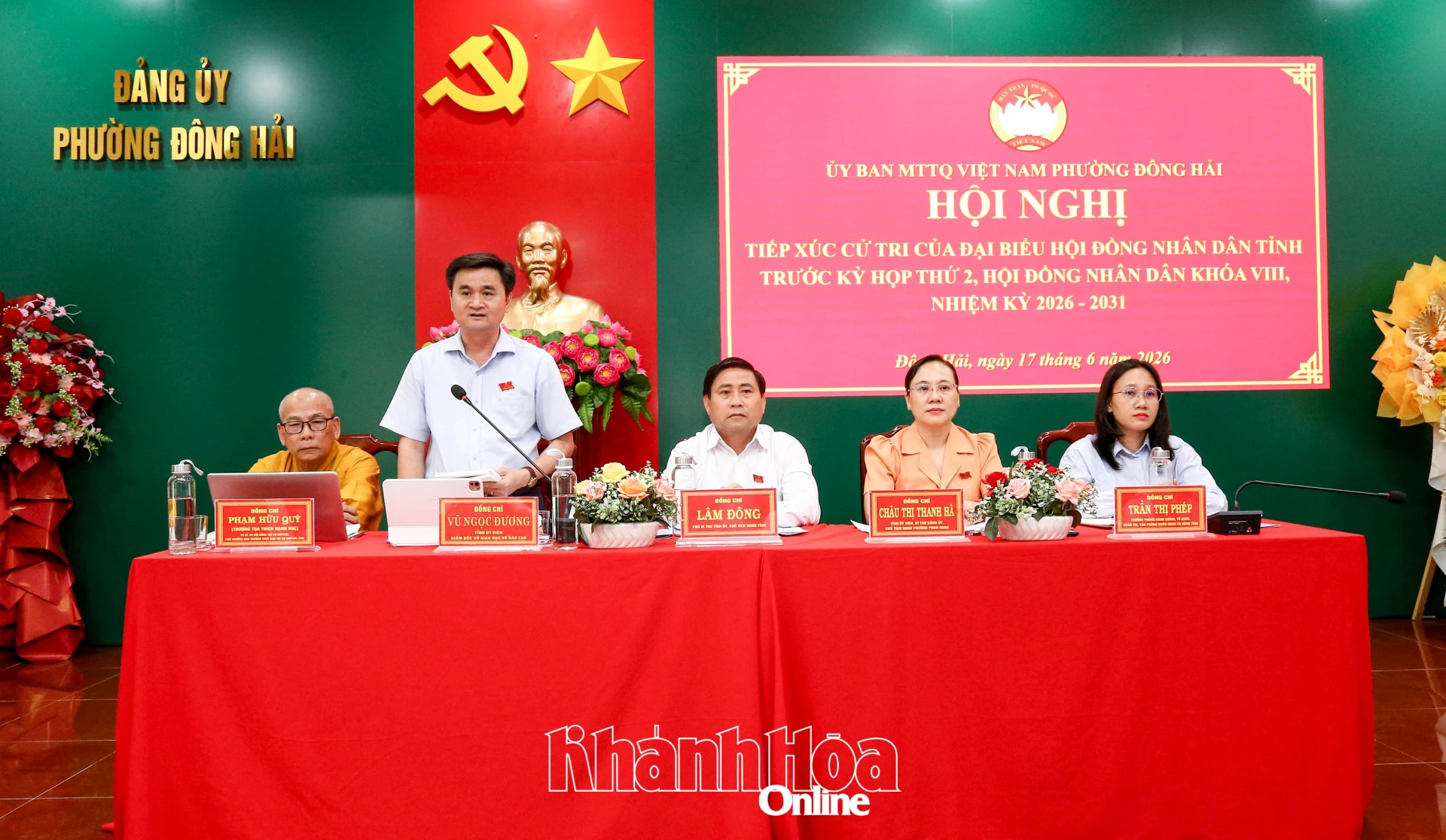 Đại biểu HĐND tỉnh Vũ Ngọc Đương - Giám đốc Sở Giáo dục và Đào tạo trao đổi, làm rõ một số vấn đề cử tri nêu.
