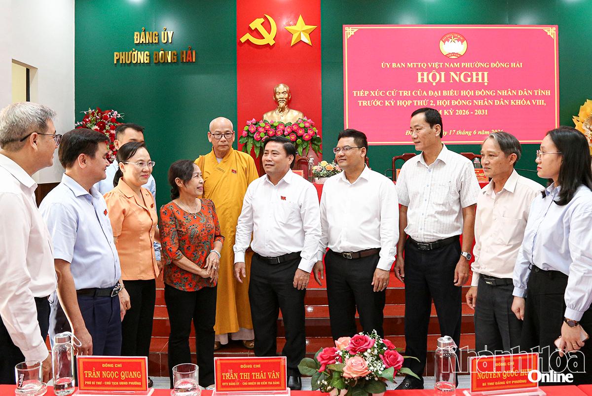 Đồng chí Lâm Đông và các đại biểu HĐND tỉnh trò chuyện với cử tri phường Đông Hải sau buổi tiếp xúc.