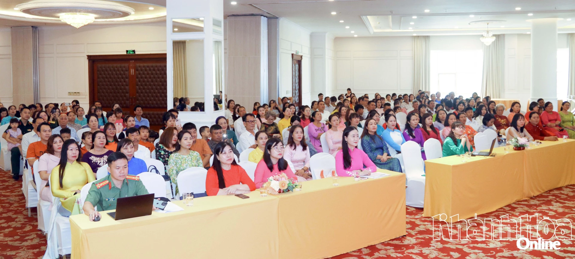 Các đại biểu và gia đình tham gia chương trình.