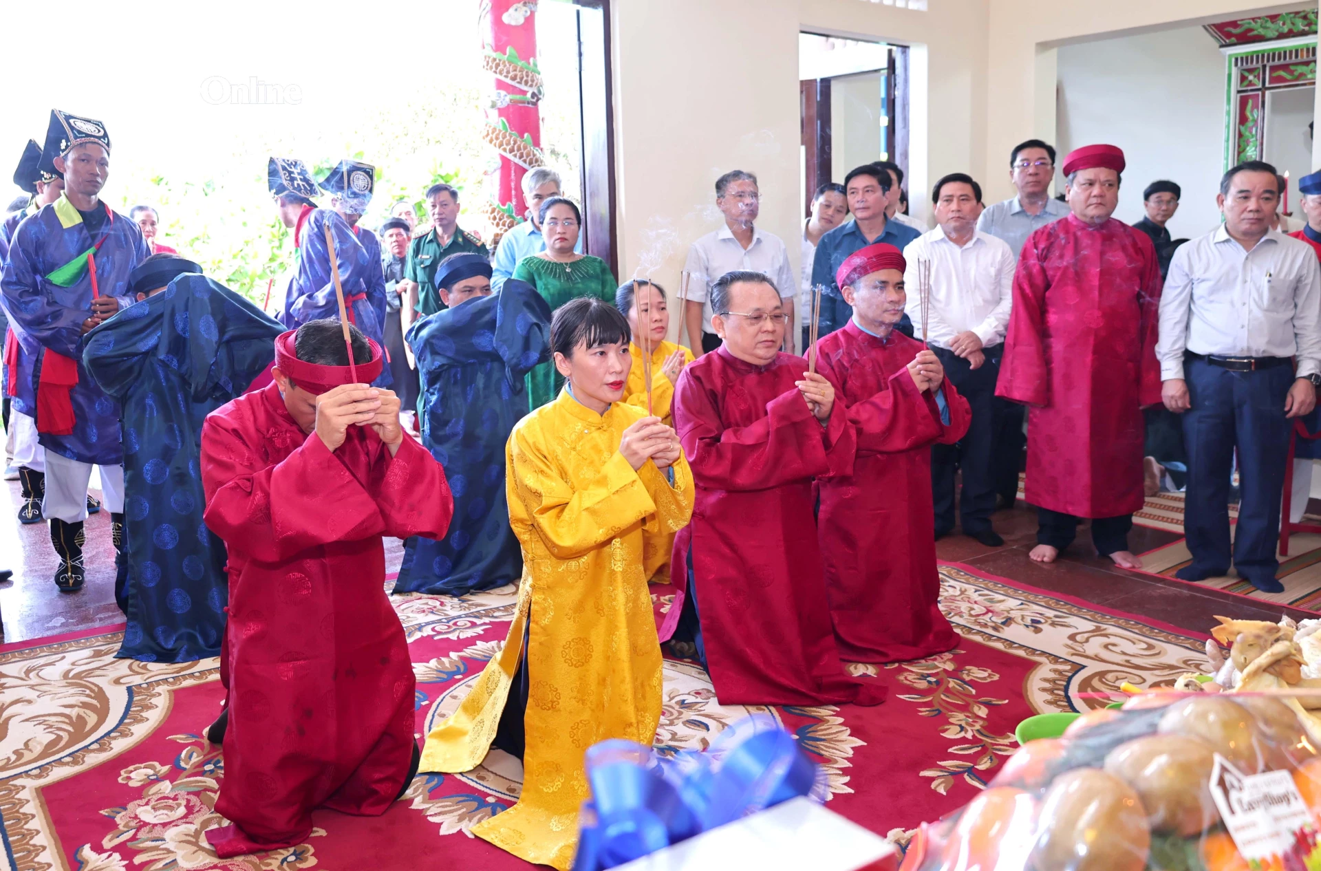 Lãnh đạo, nguyên lãnh đạo Công ty Yến sào Khánh Hòa thực hiện nghi lễ dâng hương lên thủy tổ ngành nghề yến sào. 