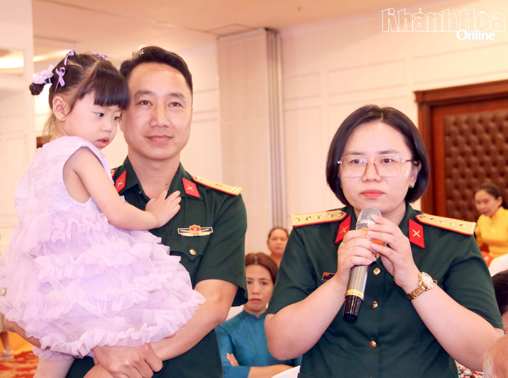 Gia đình trẻ chia sẻ về bí quyết giữ gìn hạnh phúc trong cuộc sống bận rộn.