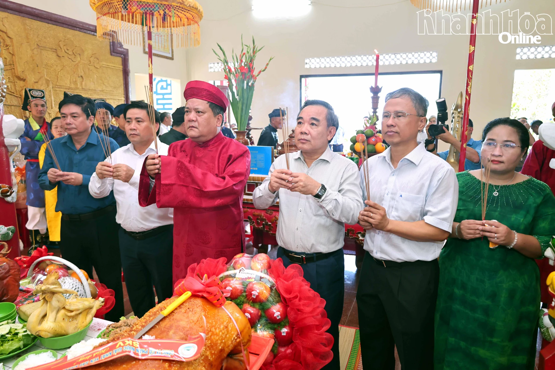 Các đồng chí lãnh đạo tỉnh dâng hương lên thủy tổ ngành nghề yến sào.