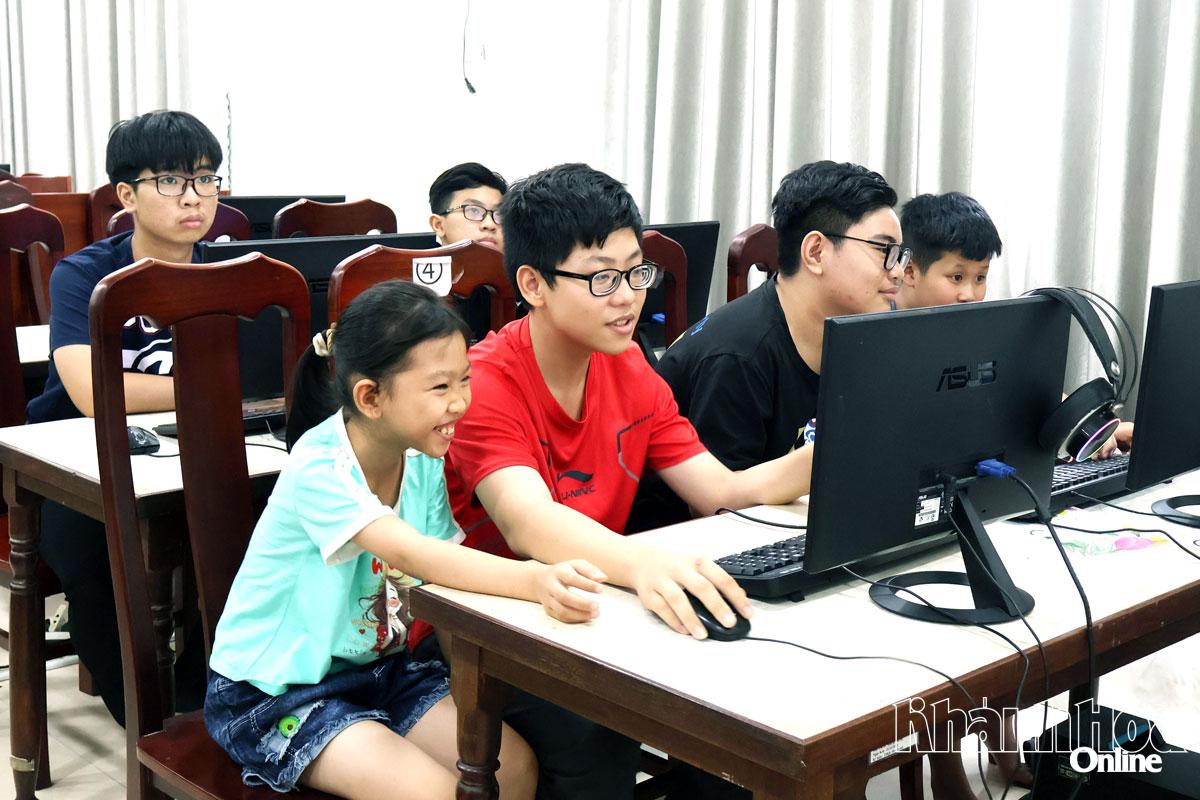 Thiếu nhi hào hứng tham gia lớp “Em làm chủ công nghệ số” tại Thư viện tỉnh (cơ sở 2).