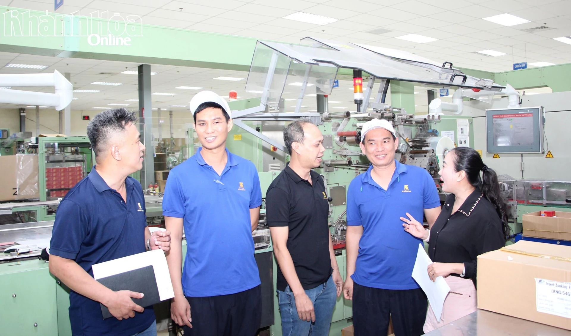 Cán bộ Công đoàn cơ sở Nhà máy thuốc lá Khatoco Khánh Hòa thăm hỏi, động viên người lao động tại nơi sản xuất.