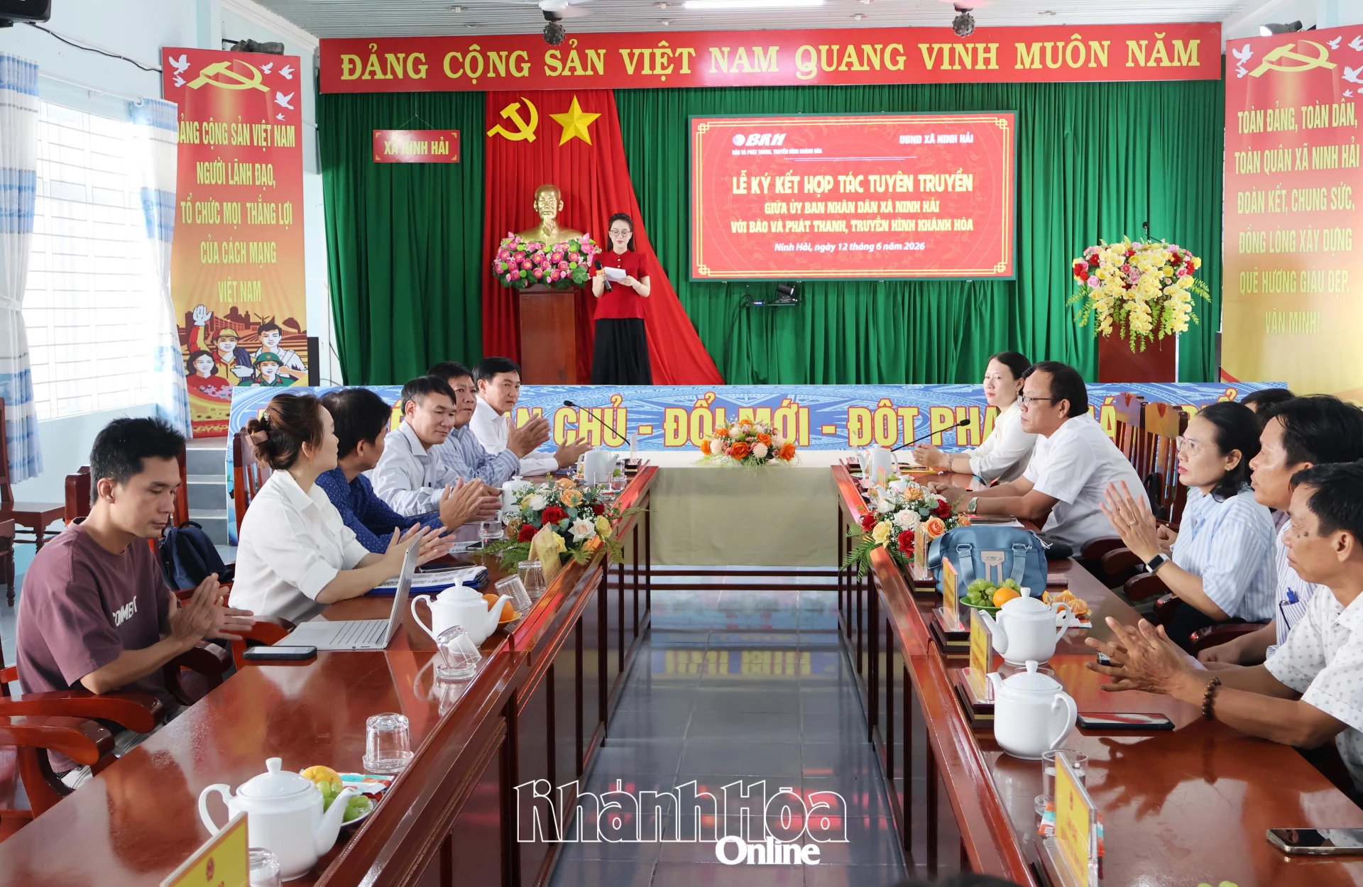 Quang cảnh lễ ký kết.