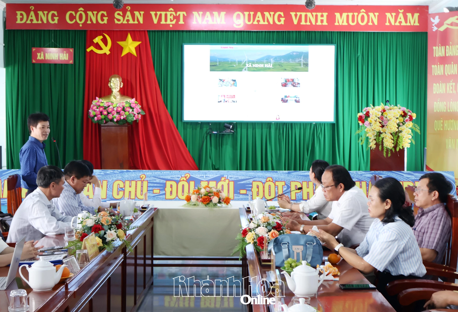 Các đại biểu xem giới thiệu về chuyên trang xã Phước Hậu.