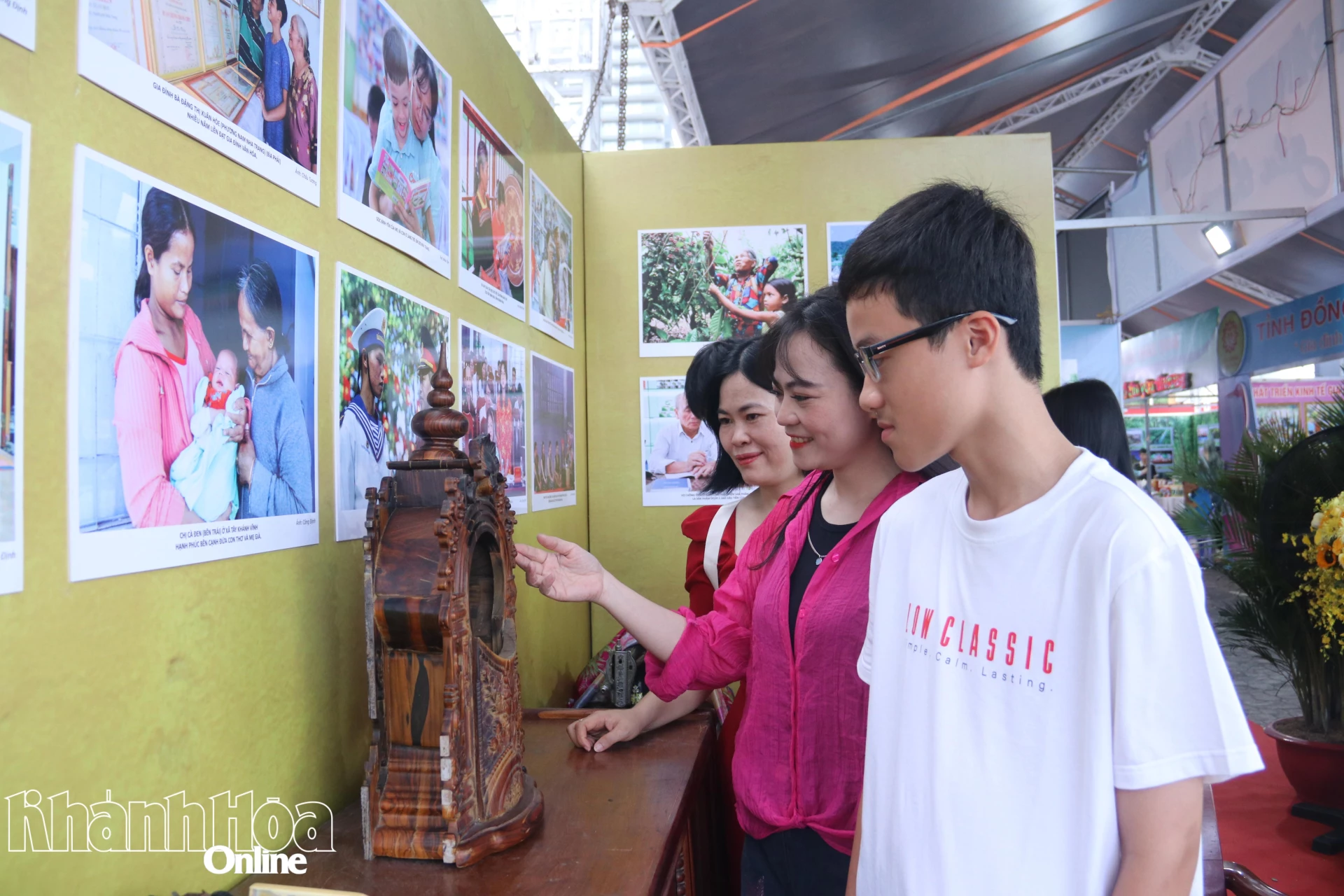 Du khách tham quan tại gian hàng tỉnh Khánh Hòa.