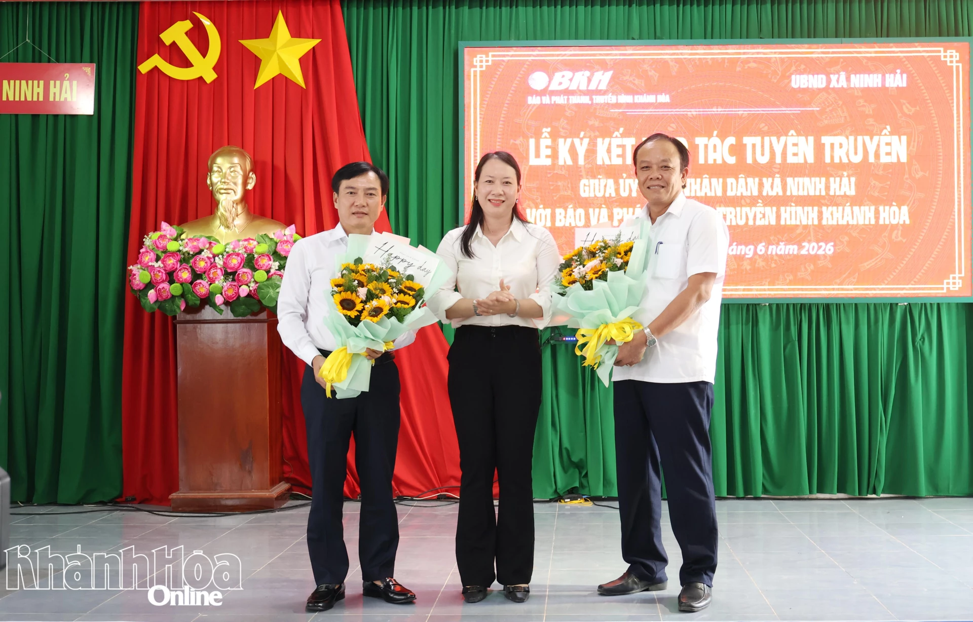 Bà Nguyễn Thị Hồng Điệp - Bí thư Đảng ủy, Chủ tịch HĐND xã Ninh Hải tặng hoa chúc mừng hai đơn vị.