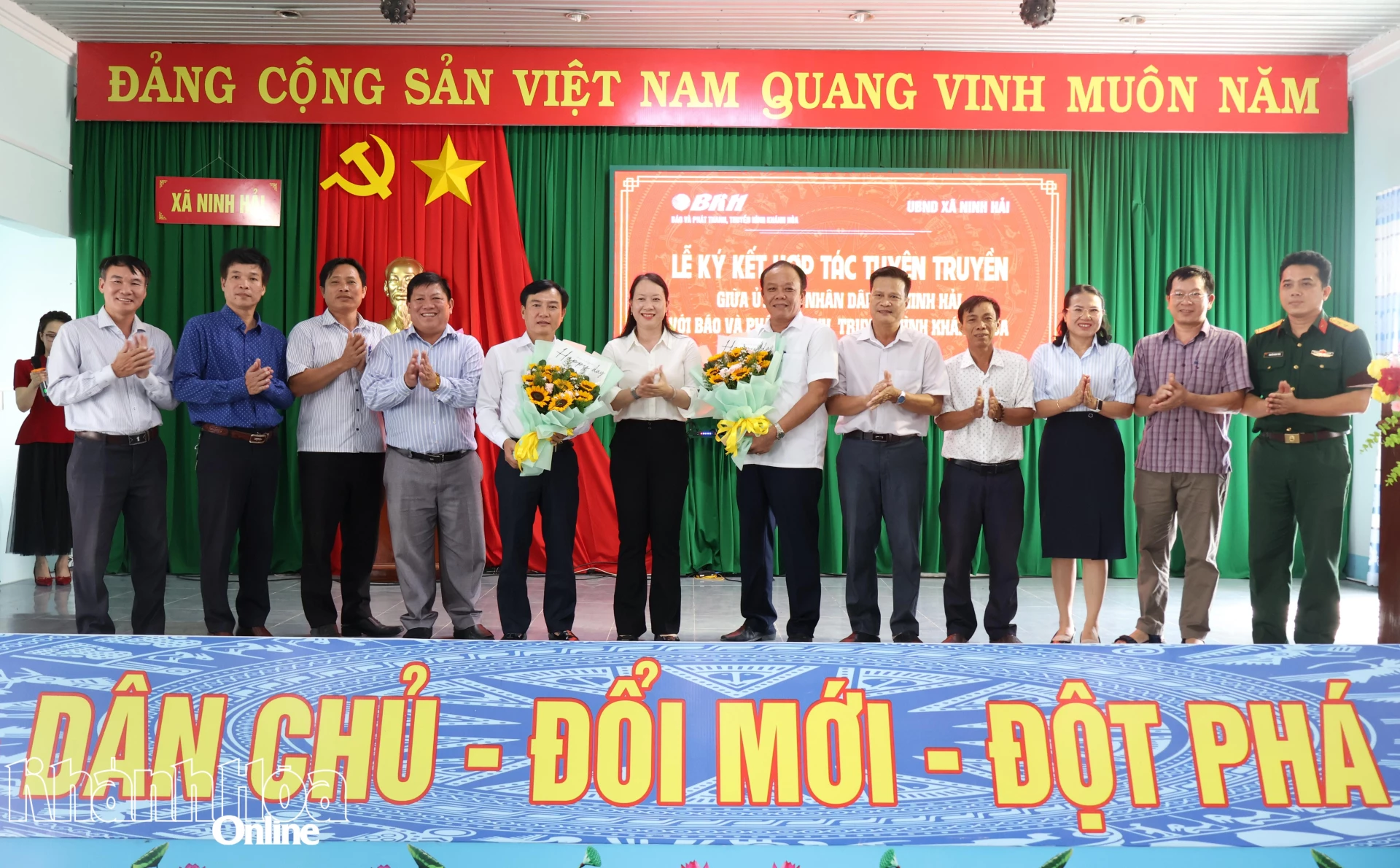 Các đại biểu chụp hình lưu niệm.