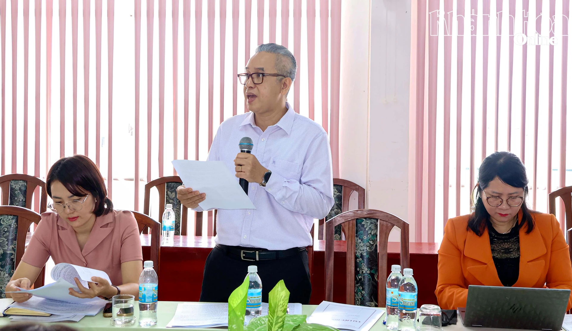 Lãnh đạo Hội Tin học tỉnh Khánh Hoà nêu ý kiến tại hội nghị. 