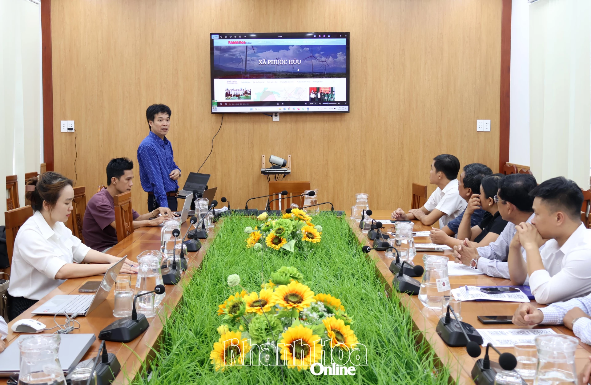 Các đại biểu xem giới thiệu về chuyên trang xã Phước Hữu.