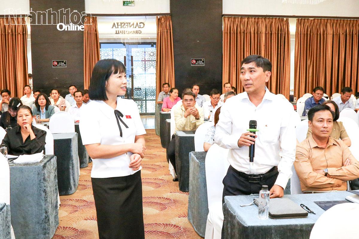Báo cáo viên và đại biểu trao đổi về kỹ năng thảo luận, phát biểu ý kiến tại kỳ họp HĐND.