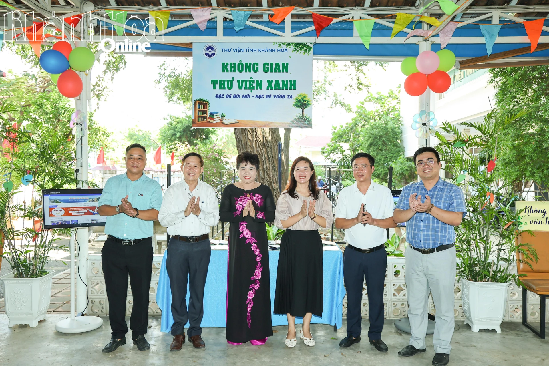 Các đại biểu thực hiện nghi thức khai trương không gian thư viện xanh.