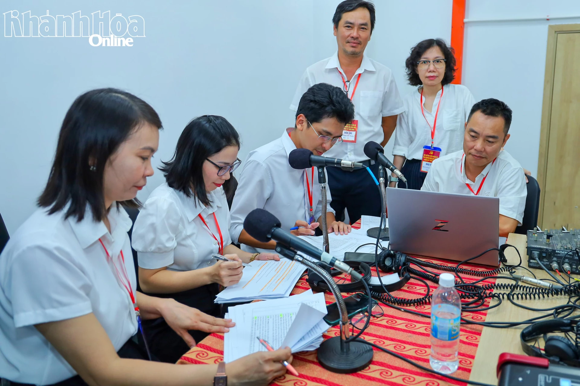 Ê kíp phát thanh của Báo và Phát thanh, Truyền hình Khánh Hòa tác nghiệp tại Đại hội đại biểu Đảng bộ tỉnh lần thứ I, nhiệm kỳ 2025 - 2030.