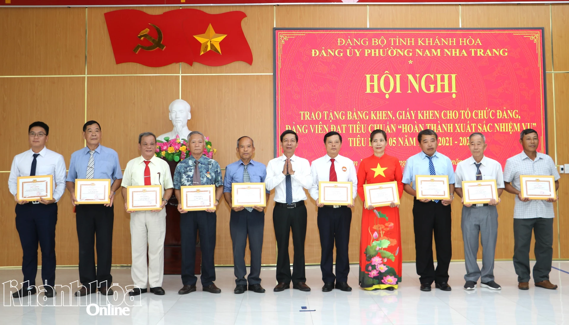 Ông Nguyễn Văn Minh - Phó Bí thư Đảng ủy, Chủ tịch UBND phường trao giấy khen cho các đảng viên.