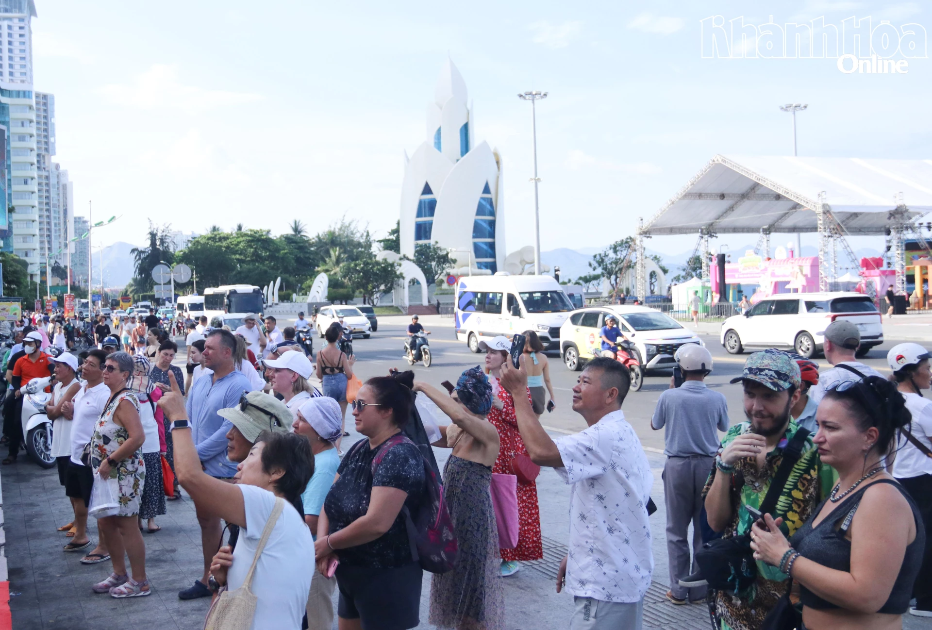 Chương trình văn hóa nghệ thuật thu hút sự quan tâm của nhiều du khách nước ngoài.