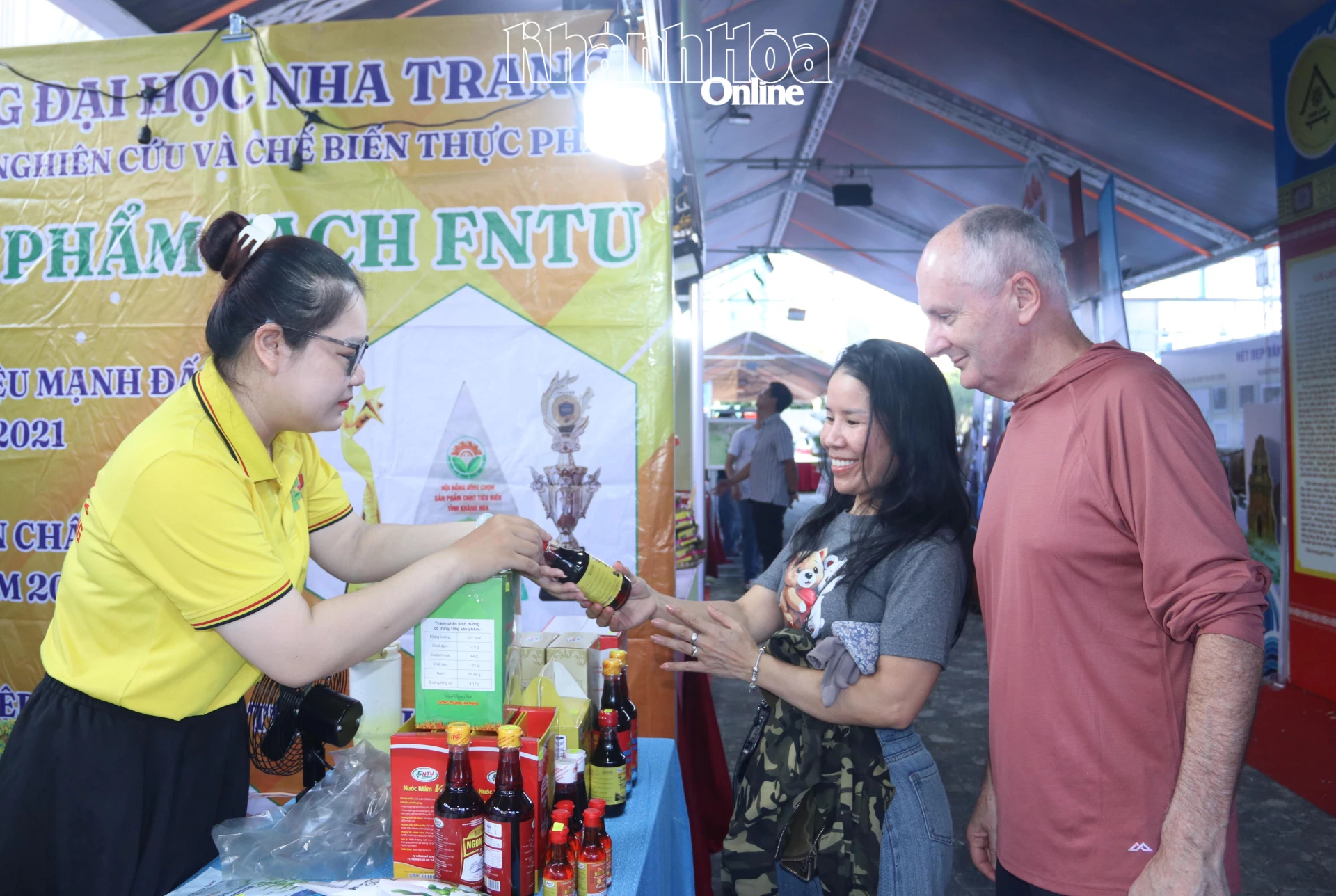 Người dân, du khách mua các sản phẩm được giới thiệu tại các gian hàng.