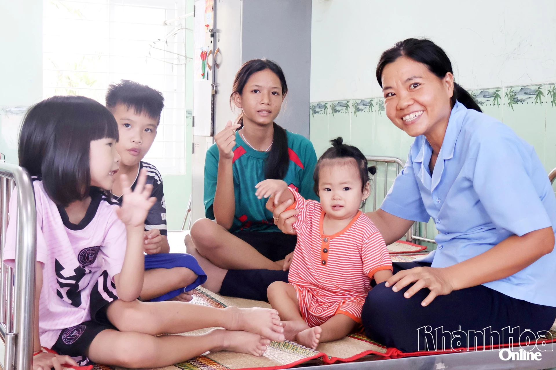 Bảo mẫu Lê Thị Bình Minh và các em nhỏ tại Trung tâm Công tác xã hội Ninh Thuận.