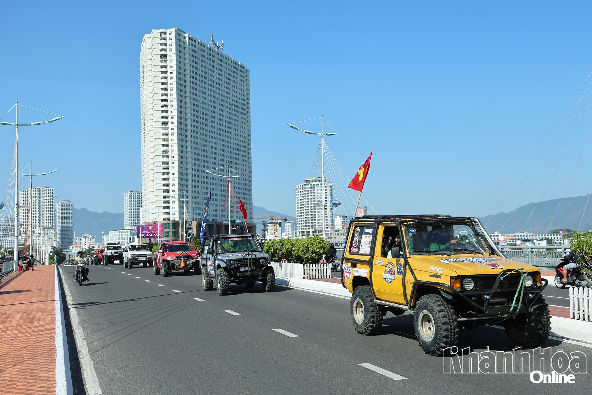 Các xe đua diễu hành trên cầu Trần Phú. (Ảnh: Nhân Tâm)