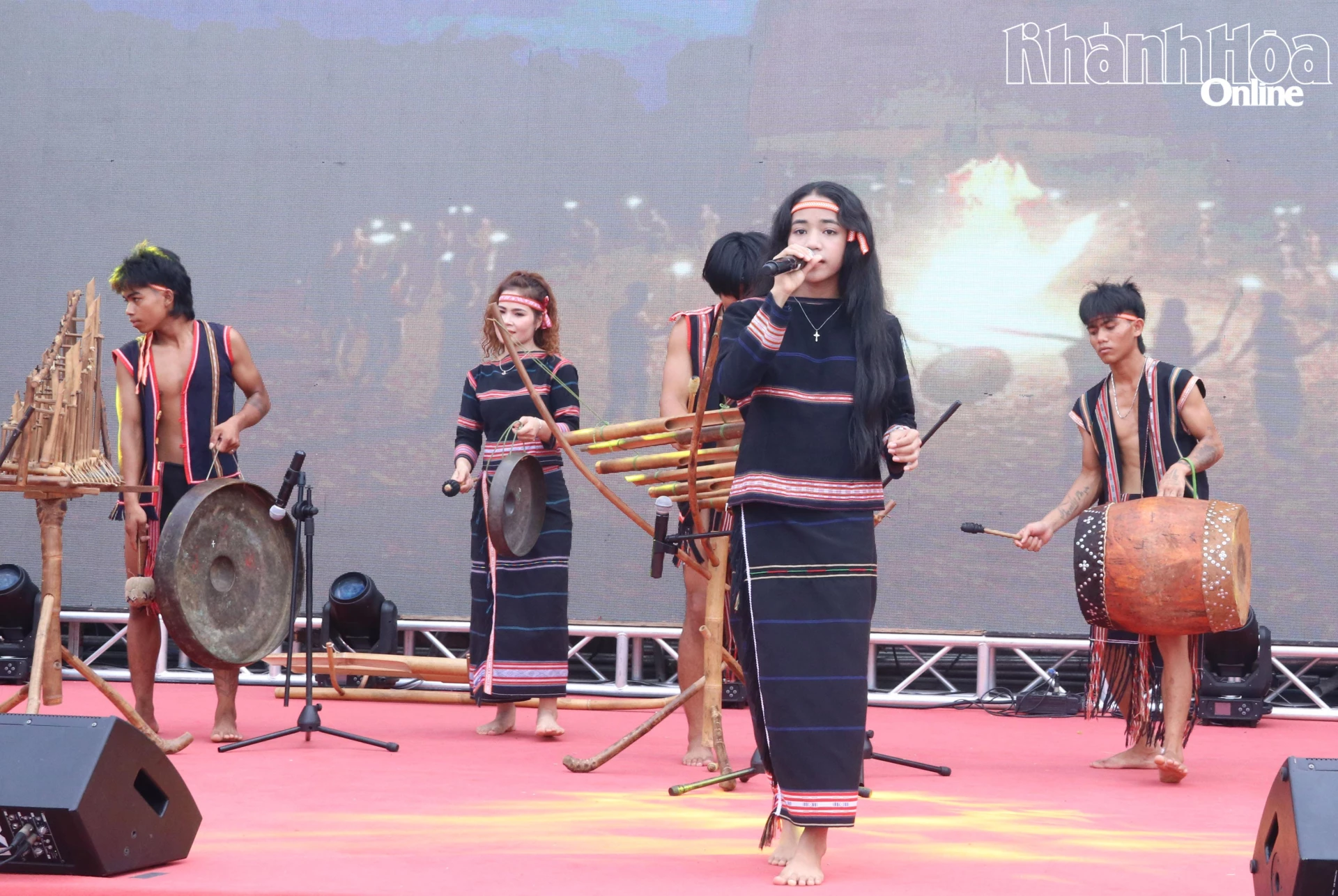 Tiết mục dân ca Jrai Mẹ ru con.
