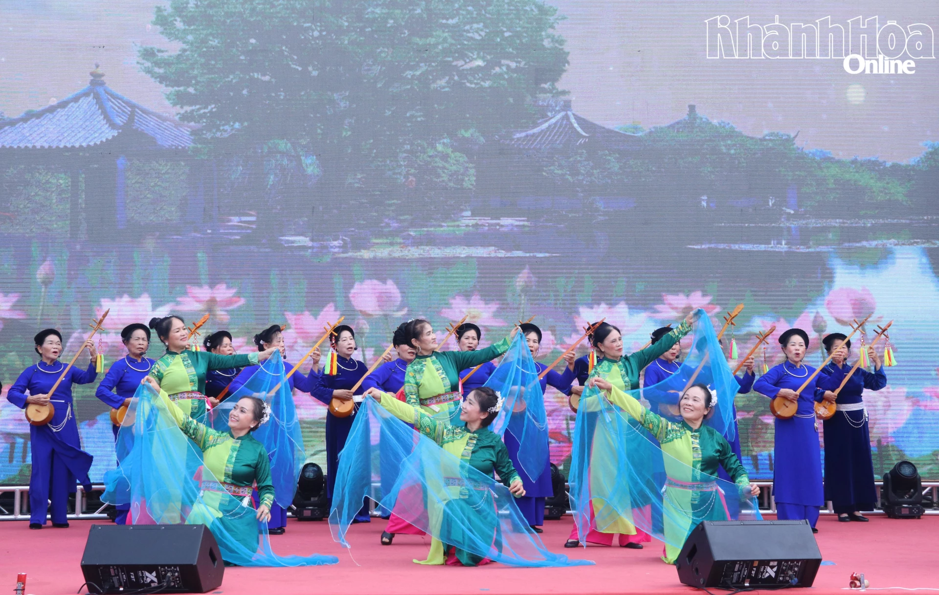 Tiết mục múa then Tổ khúc non xado Đoàn Nghệ thuật quần chúng phụ nữ Việt kết nối muôn phương tỉnh Cao Bằng biểu diễn.