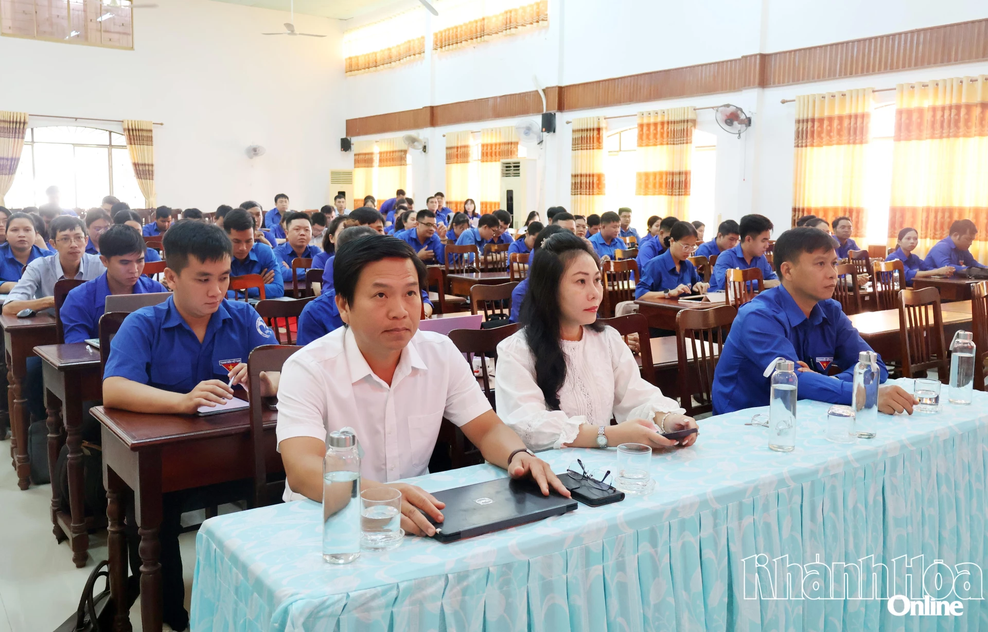 Các đại biểu và học viên tham dự lễ khai giảng.