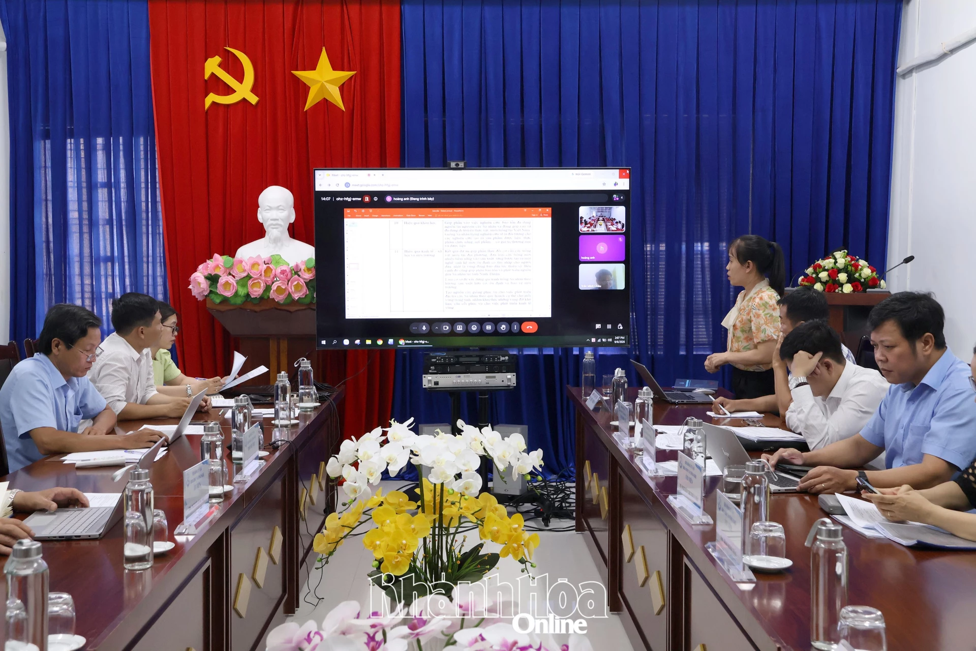 Đại diện Trung tâm Thông tin và Ứng dụng khoa học công nghệ tỉnh Khánh Hòa trình bày đề tài.