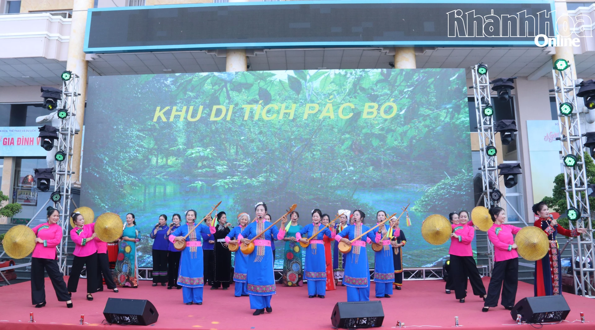 Tiết mục hát múa Câu hát Cao Bằng.