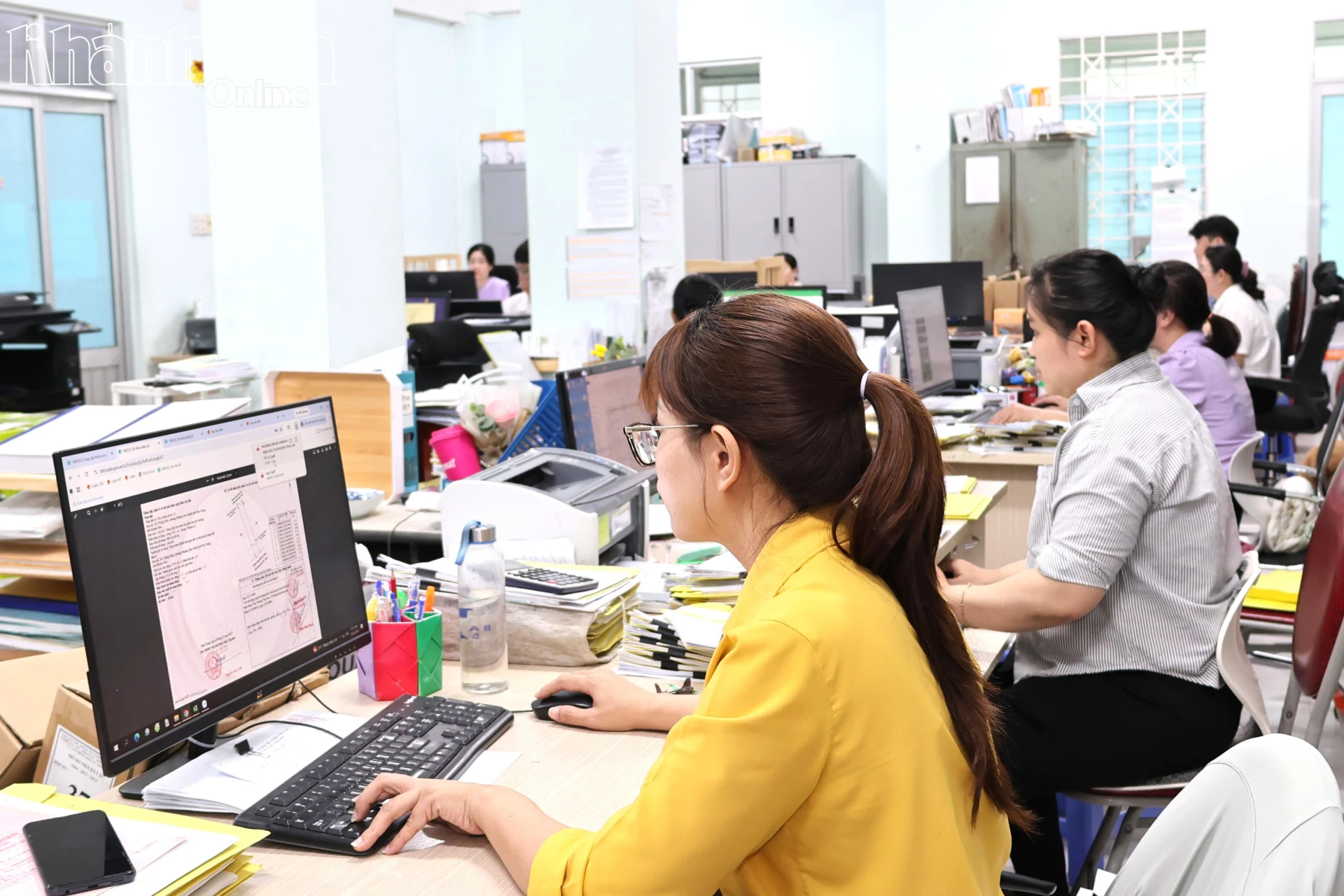 Chuyên viên Chi nhánh Văn phòng Đăng ký đất đai Nha Trang đang cập nhật thông tin, dữ liệu đất đai người dân để đồng bộ lên hệ thống.