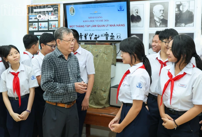 Dạy kỹ năng làm việc ở nhà hàng cho học sinh