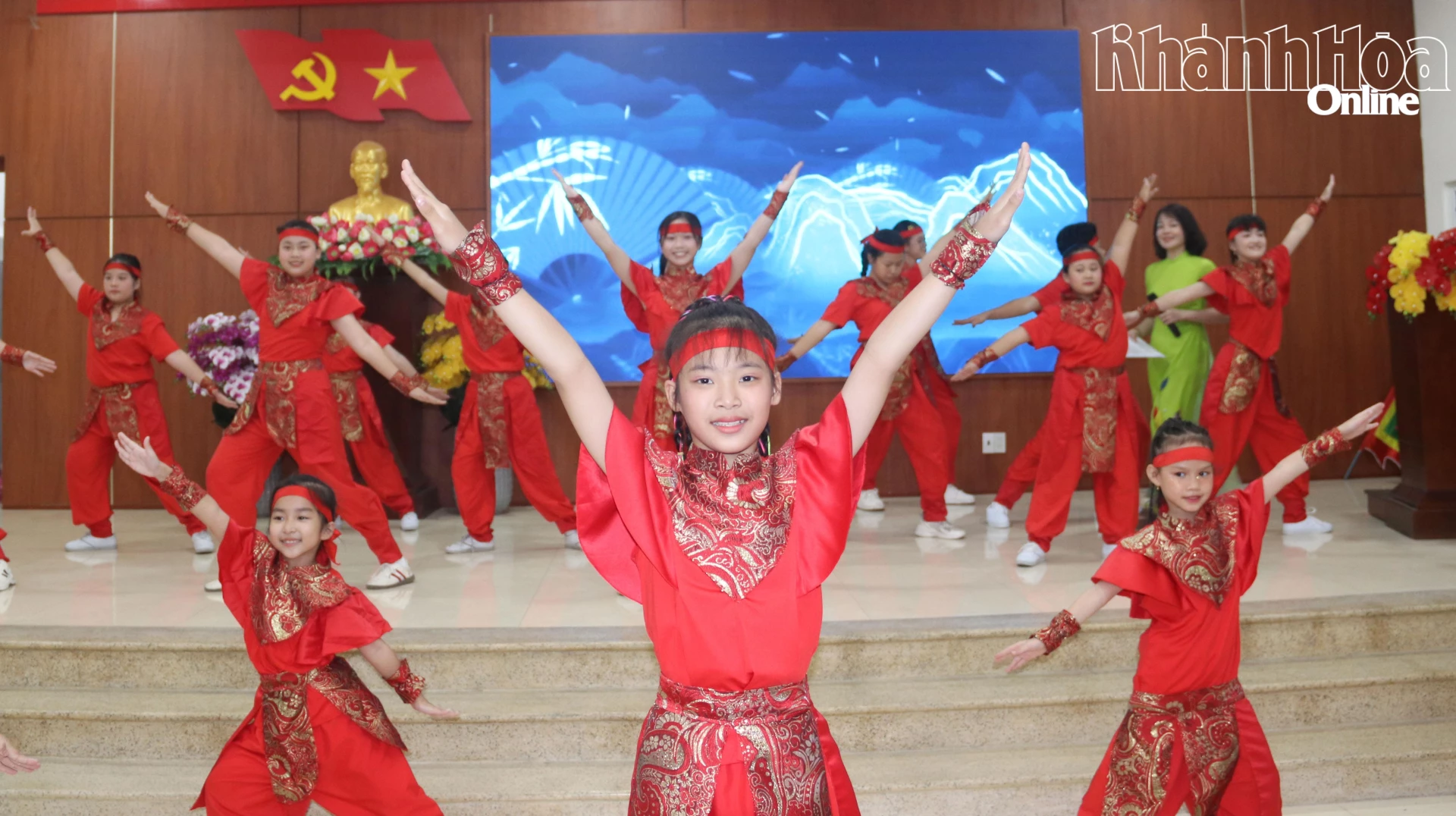 Một tiết mục văn nghệ chào mừng hội nghị.