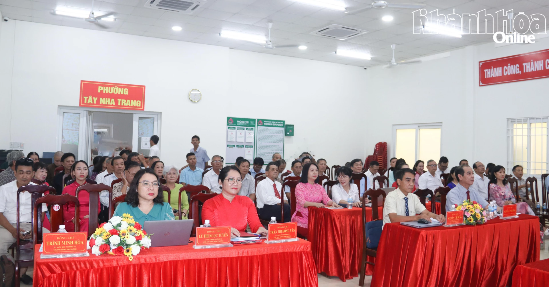 Các đại biểu tham dự hội nghị.