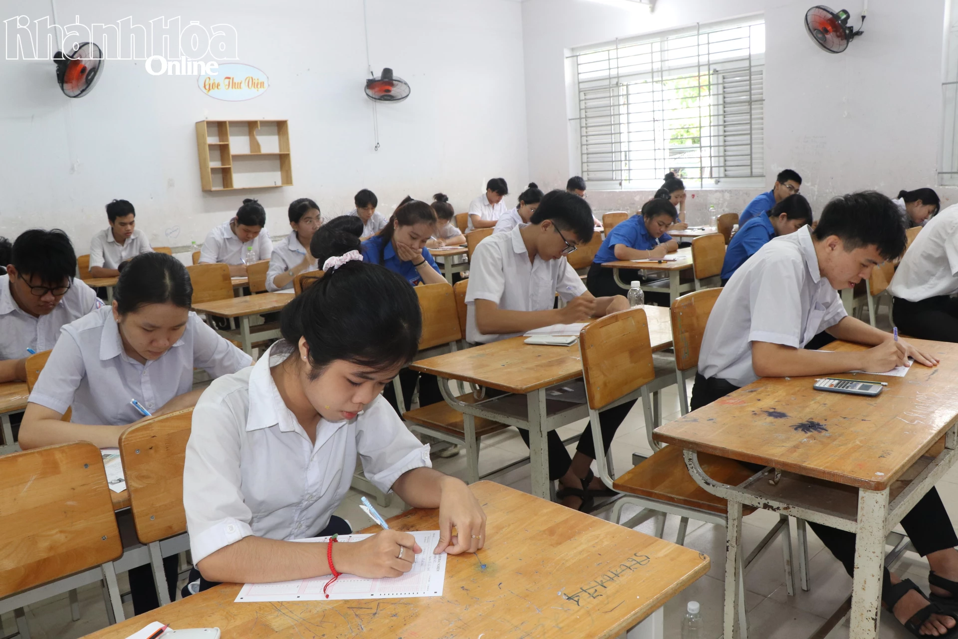 Thí sinh tại điểm thi Trường THCS Yersin (phường Nha Trang) điền thông tin vào giấy thi môn tự chọn.