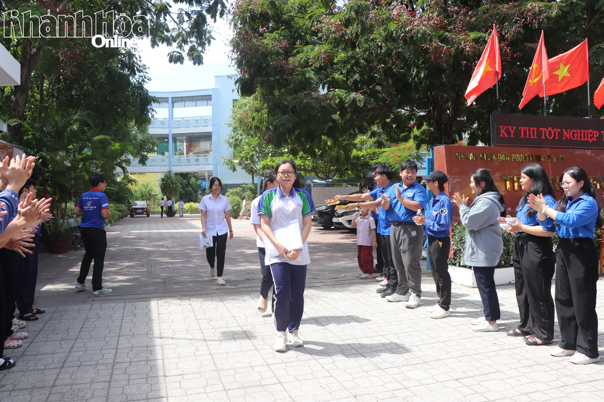 Những thí sinh đầu tiên ra khỏi điểm thi Trường THCS Yersin (phường Nha Trang) sau bài thi tự chọn.