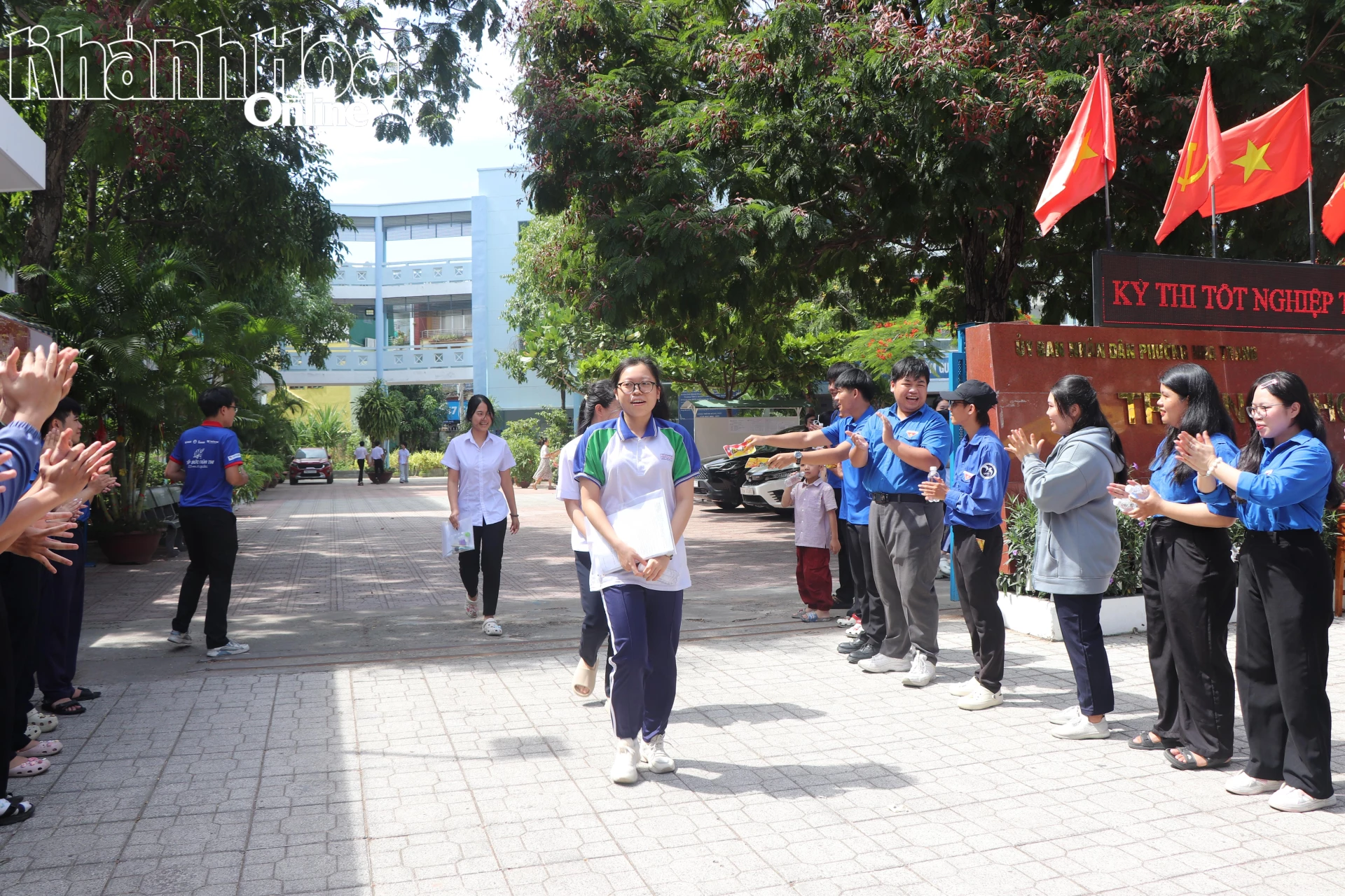 Thí sinh tại điểm thi Trường THCS Yersin (phường Nha Trang) ra về sau bài thi môn tự chọn.