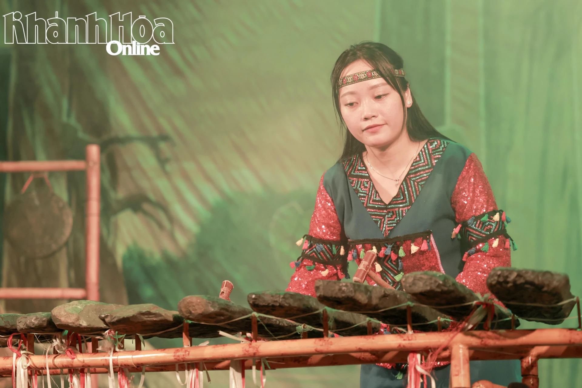 Tiết mục độc tấu Âm thanh đàn đá do nhạc công Mỹ Trâm biểu diễn.