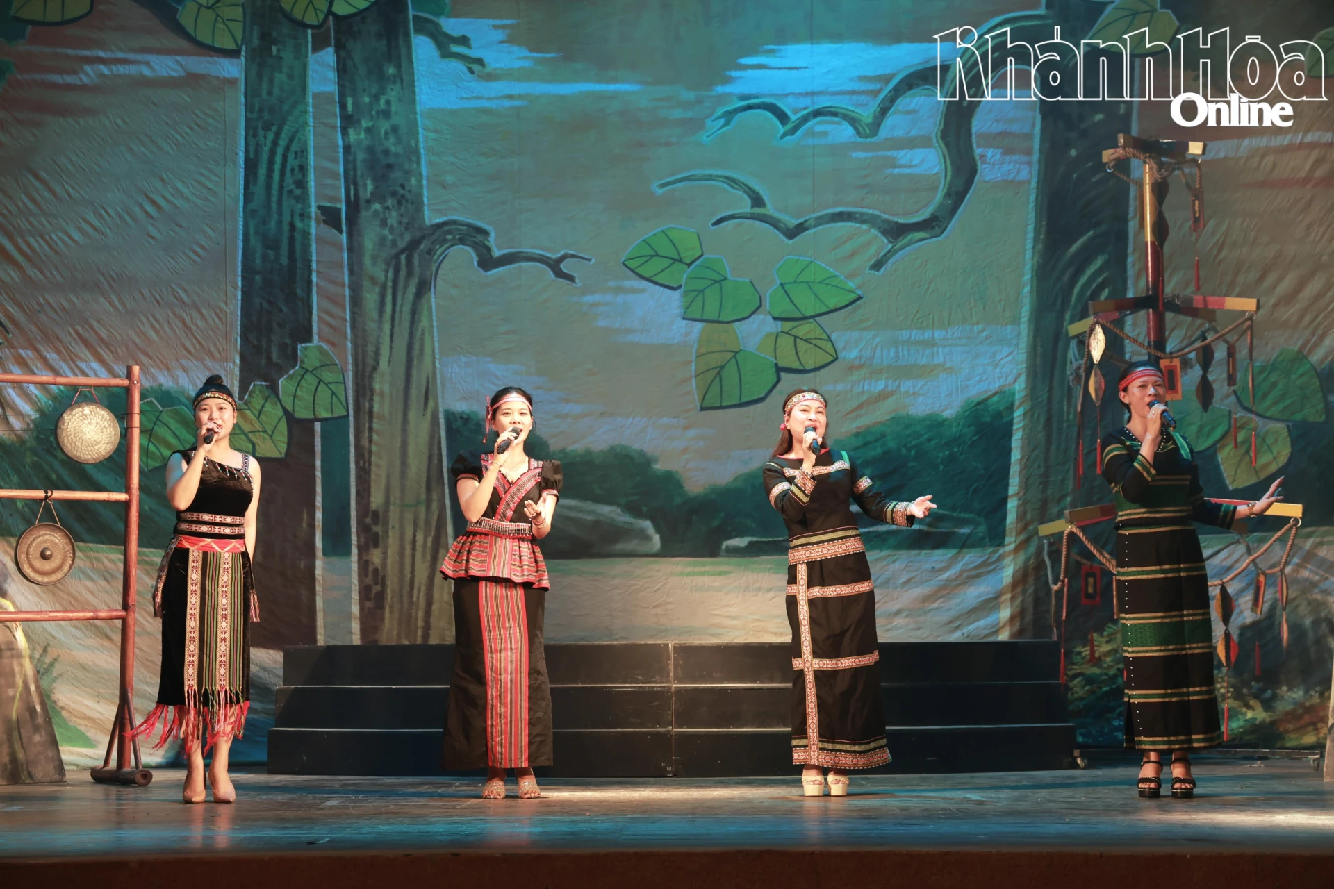 Tiết mục Cô gái Khánh Sơn do tốp nữ biểu diễn.