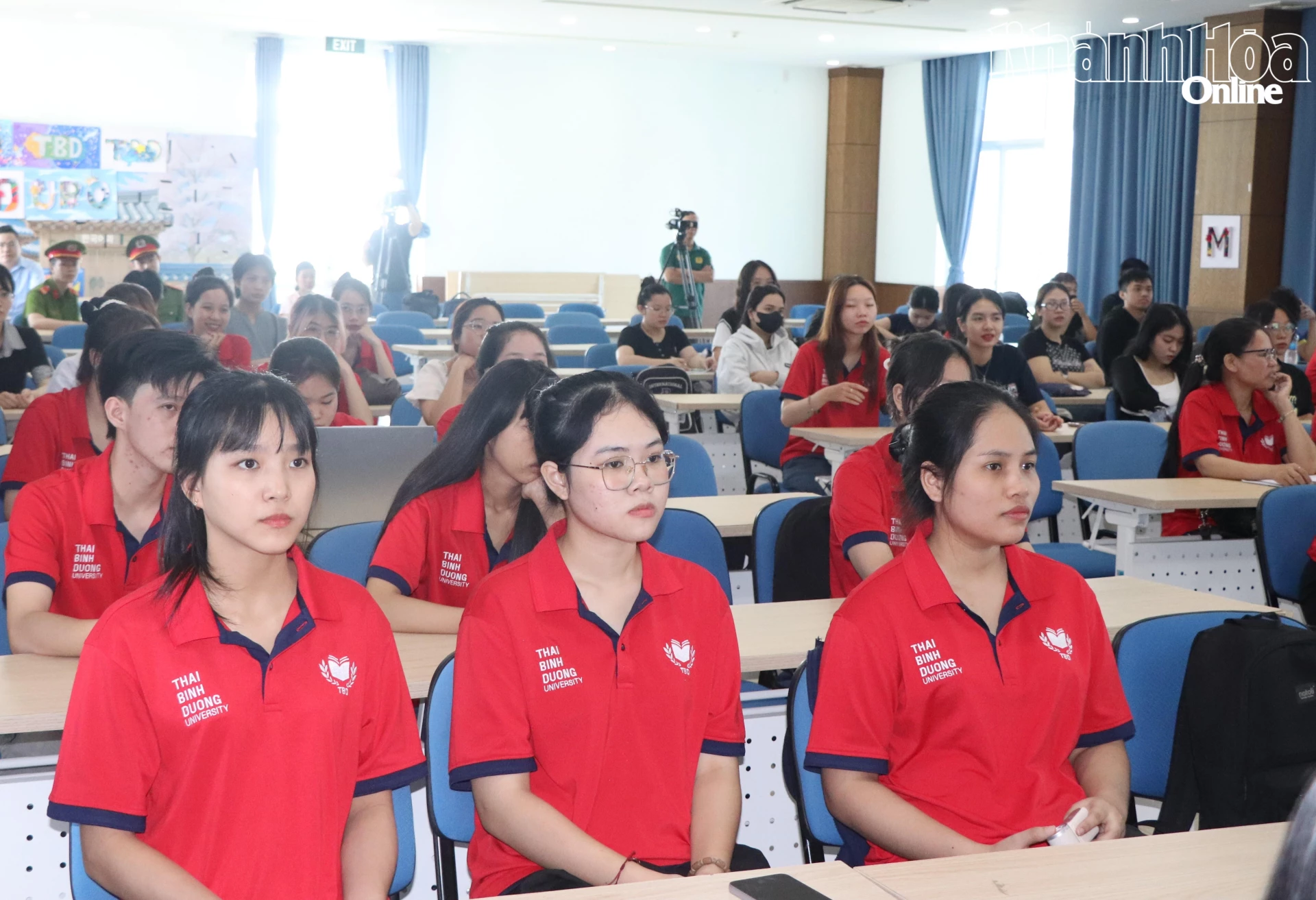 Đoàn viên, sinh viên tham gia theo dõi phiên toà giả định.
