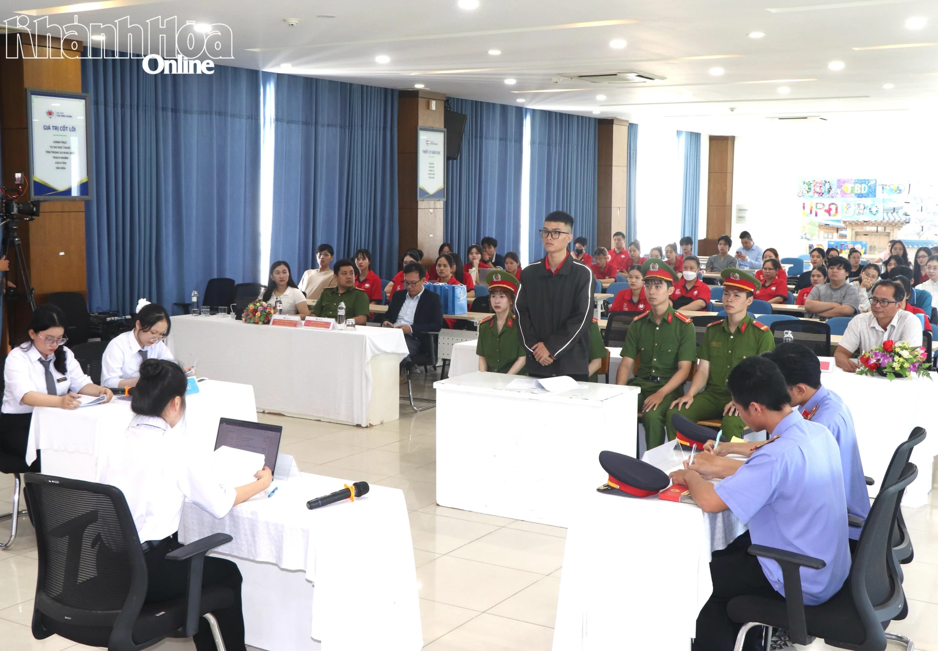 Quang cảnh phiên toà giả định.