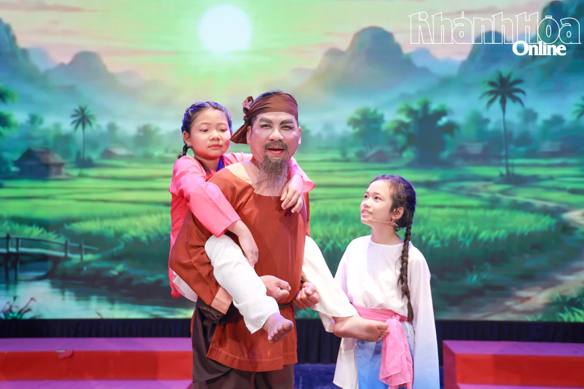 Hình ảnh ba ông cháu tham gia dẫn truyện trong vở diễn “Ăn khế trả vàng”.