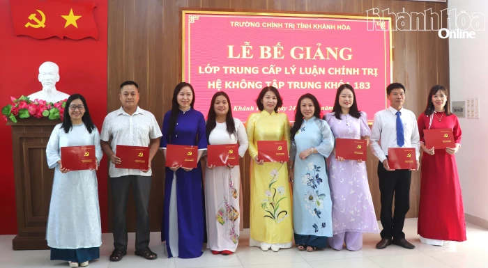 Trường Chính trị tỉnh Khánh Hòa bế giảng lớp trung cấp lý luận chính trị hệ không tập trung khóa 183
