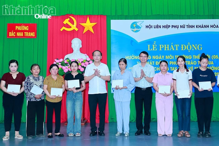 Phó Bí thư Tỉnh ủy, Chủ tịch Ủy ban MTTQ Việt Nam tỉnh Nguyễn Khắc Hà dự lễ phát động toàn dân chung tay bảo vệ môi trường tại phường Bắc Nha Trang