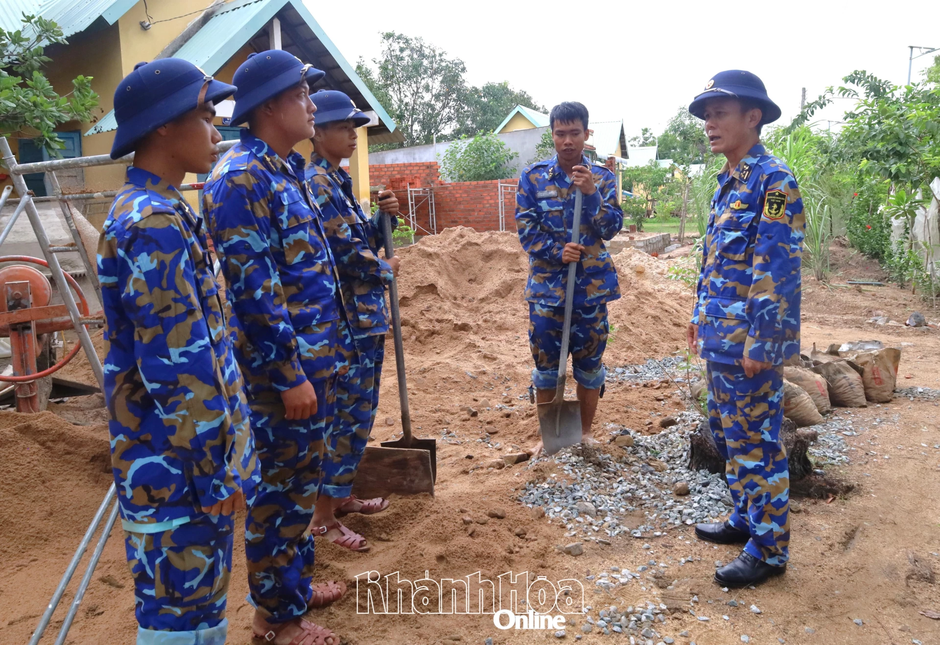 Thượng tá Nguyễn Đức Hạnh - Phó Lữ đoàn trưởng Lữ đoàn 957, Vùng 4 Hải quân động viên cán bộ, chiến sĩ tham gia xây dựng nhà cho người dân.
