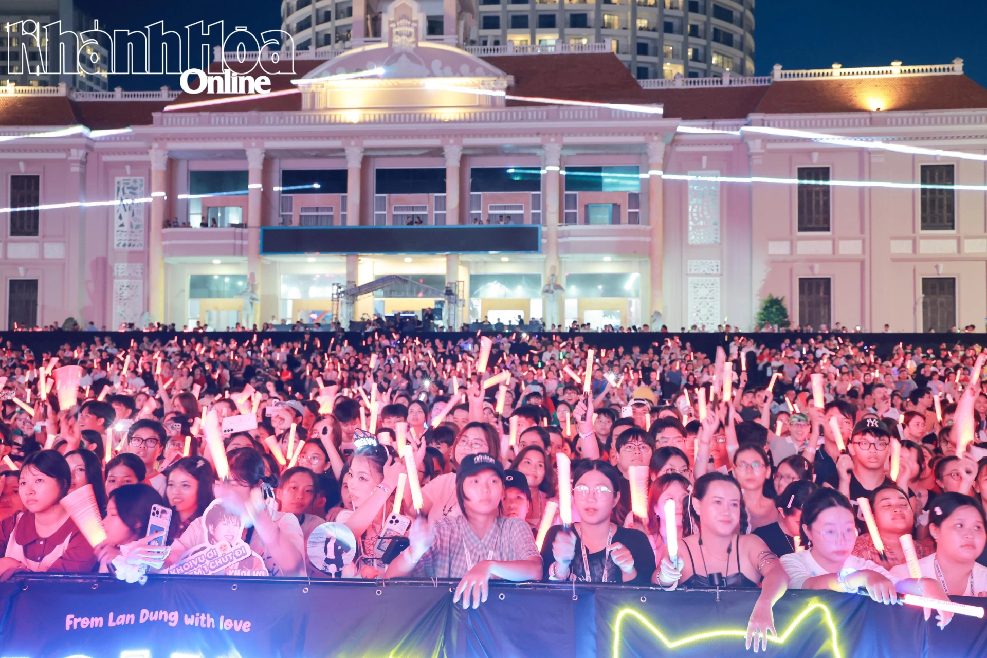 Hàng nghìn khán giả đã đến với đại nhạc hội “Mega Booming Charmora City – Đánh thức tâm điểm Nha Trang Downtown”.