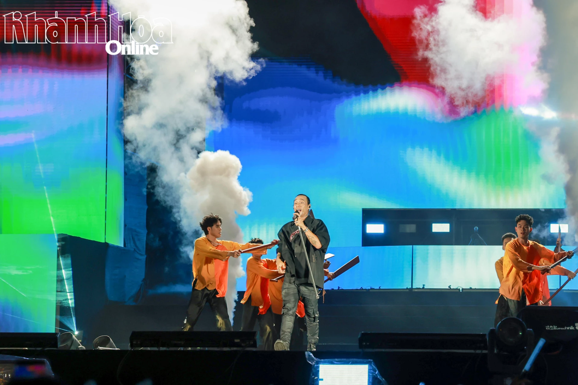 Rocker Phạm Anh Khoa – người con của Khánh Hòa đã có những giây phút thăng hoa dành tặng khán giả quê nhà.