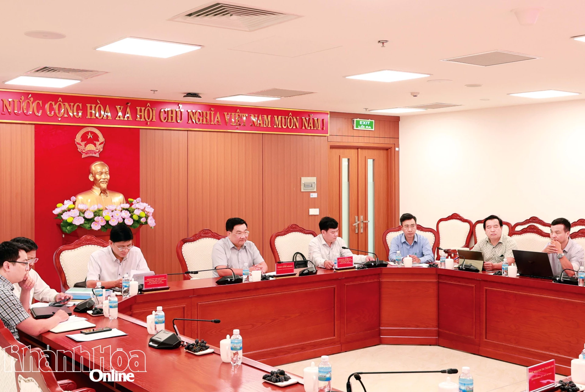 Quang cảnh buổi làm việc.